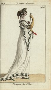 Femme à la mode en robe de bal avec un diadème