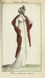 Femme à la mode avec un chapeau de paille, une robe et un châle