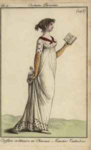 Femme à la mode lisant un livre