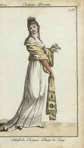 Femme à la mode portant un châle en cachemire