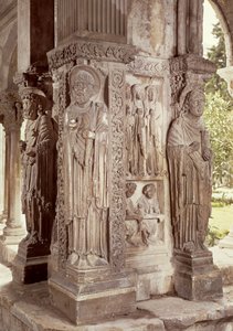 Figures de SS. Pierre, Trophime et Jean sur un pilier du cloître