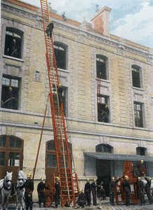 Pompiers de Paris. La grande échelle. Celle employée dans le régiment, du système Gugumus, est traînée par deux chevaux ; sur son avant-train se trouvent son conducteur et les trois sapeurs qui doivent la manœuvrer. Elle pèse, seule sans l