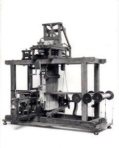 Premier métier entièrement automatisé inventé par Jacques de Vaucanson (1709-82) vers 1745