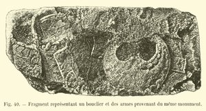 Fragment représentant un bouclier et des armes provenant du même monument - French School