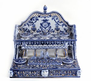Calligraphie française : Écriture en porcelaine de Gien, longueur totale de 40 centimètres, pièce très représentative du XVIIIe siècle. Paris, musée du stylo.