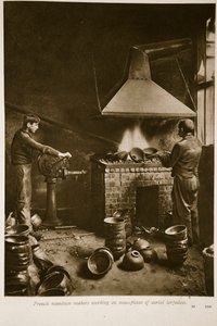 Fabricants de munitions français travaillant sur les pièces de nez des torpilles aériennes, 1914-19 - French School