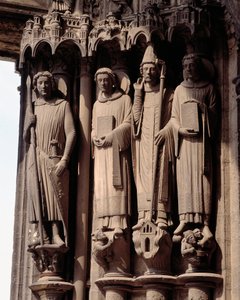Art gothique : Figures de martyrs, à gauche Saint Théodore, un soldat romain - Baie du portail sud de la Basilique Notre-Dame de Chartres