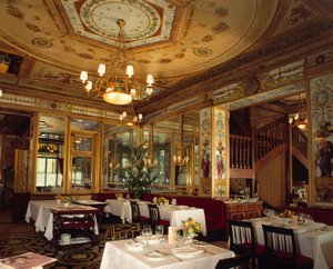 Vue intérieure du restaurant Le Grand Véfour dans les jardins du Palais Royal, réalisé au XVIIIe siècle - French School