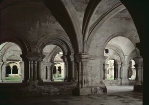 Vue intérieure du cloître depuis la salle capitulaire - French School