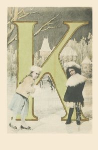 Deux filles, glissant et patinant sur glace en hiver