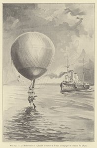 Le Méditerranéen no 1 planant au-dessus de la mer accompagné du croiseur Du Chayla - French School