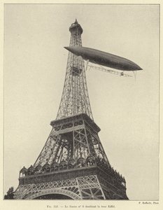 Le Santos no 6 doublant la tour Eiffel - French School