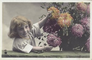 Petite fille avec des fleurs