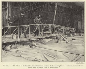 MM Morin et de Bradsky, les malheureuses victimes de la catastrophe du 13 octobre, examinant leur nacelle sous le hangar avant la sortie fatale - French School