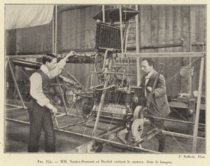 MM Santos-Dumont et Buchet visitant le moteur, dans le hangar - French School