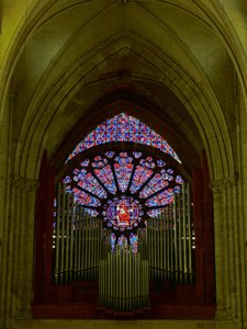 Verre moderne dans une maçonnerie du XIIIe siècle - French School