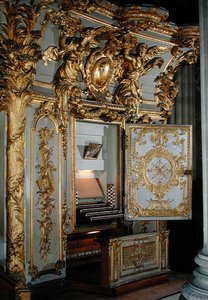 Orgue avec la porte ouverte, dans la chapelle - French School