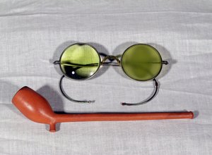 Paire de lunettes et pipe appartenant à Claude Monet (1840-1926) 19e-20e siècle