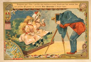 Photographe prenant une photo de deux filles - French School