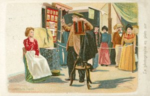 Photographe travaillant en extérieur - French School