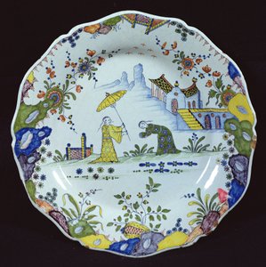 Assiette, décorée dans le style Chinoiserie, créée à Rouen