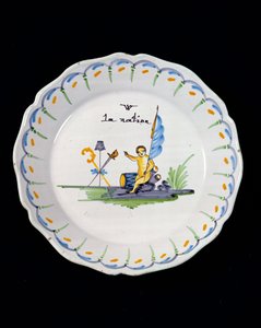 Assiette décorée avec un génie assis sur un tambour, et les Trois Ordres de la Nation