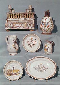 Assiettes, plat, cruche, pot à tabac ; écritoire et chope inscrits avec des motifs et slogans révolutionnaires français, fin du XVIIIe siècle