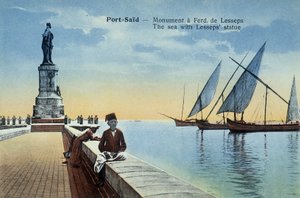 Carte postale de Port-Saïd. Monument dédié à Fernand de Lesseps avec vues du port et de la mer. Vers 1900 (carte postale)
