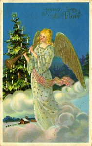 Carte postale, vœux de Noël : ange avec trompette sur des nuages. Début du 20e siècle