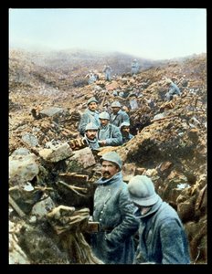 Carte postale représentant des soldats français dans les tranchées, 1914-18 - French School