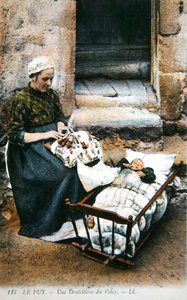 Carte postale représentant une dentellière de la région du Velay, début du XXe siècle