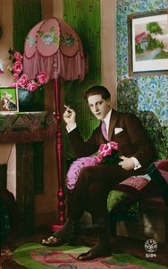 Carte postale représentant un jeune homme élégant, vers 1930 - French School