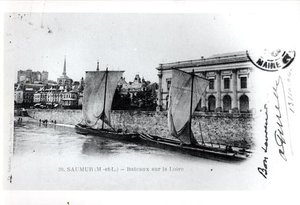 Carte postale représentant des barges sur la Loire à Saumur, France, avant 1914 (photo n/b)