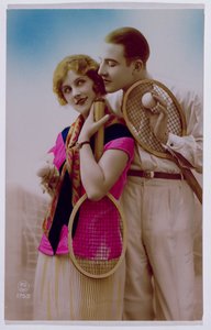 Carte postale représentant des amoureux sur un court de tennis, vers 1930
