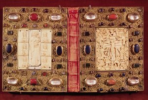Plaque reliquaire représentant la Vierge et l