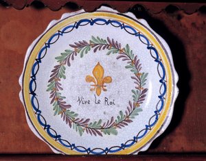 Assiette révolutionnaire avec un motif monarchiste (lys) et l