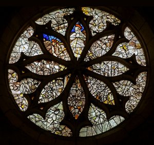 Rosace offerte par Jehan Carera de la Hasse ; elle présente les sept Douleurs de la Vierge et des scènes du Nouveau Testament - French School