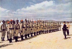 Infanterie sénégalaise sur la plage de Fréjus (d