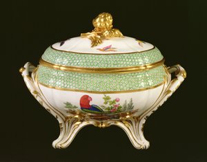 Soupière de Sèvres du service Eden, marque du peintre Pierre-Joseph Rosset, 1788