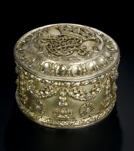 Boîte circulaire en vermeil avec couvercle du service de toilette Lennoxlove, appartenant à Frances Teresa Stewart, duchesse de Richmond et Lennox : Français, Paris, essayée entre avril et septembre 1672 - French School
