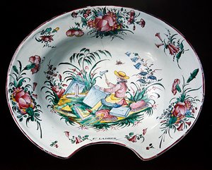 Assiette de Sinceny avec décoration de tailleur de pierre, vers 1780