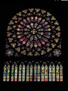 Rosace du transept sud représentant le Christ au centre entouré de saints et des douze apôtres