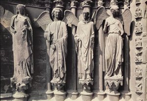 Saint Nicasius avec des anges, figures de jambage du portail ouest