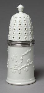 Sucrier, fabriqué par la Manufacture de porcelaine de Saint-Cloud, vers 1732-1738 - French School