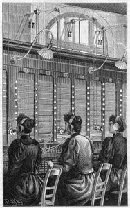 Bureau de téléphone (central téléphonique) de la rue Gutenberg à Paris en 1895. Section de table multiple de 240 abonnés desservis par 3 téléphonistes.