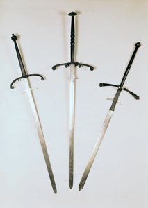 Trois épées à deux mains, 1570 - French School