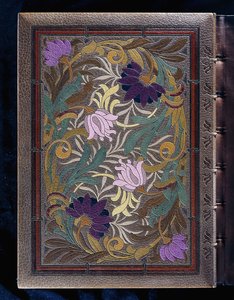 Couverture de livre supérieure, avec un design semi-naturaliste de lotus et de fleurs de chèvrefeuille, 1886