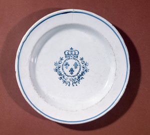 Assiette de cuisine de Versailles, manufacture de Saint-Cloud - French School