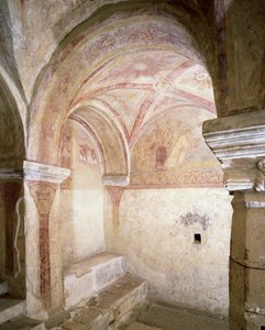 Vue des fresques carolingiennes dans la crypte intérieure, vers 858