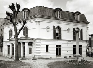 Vue de la façade de la Bibliothèque Marmottan depuis le jardin, construite entre 1880 et 1921